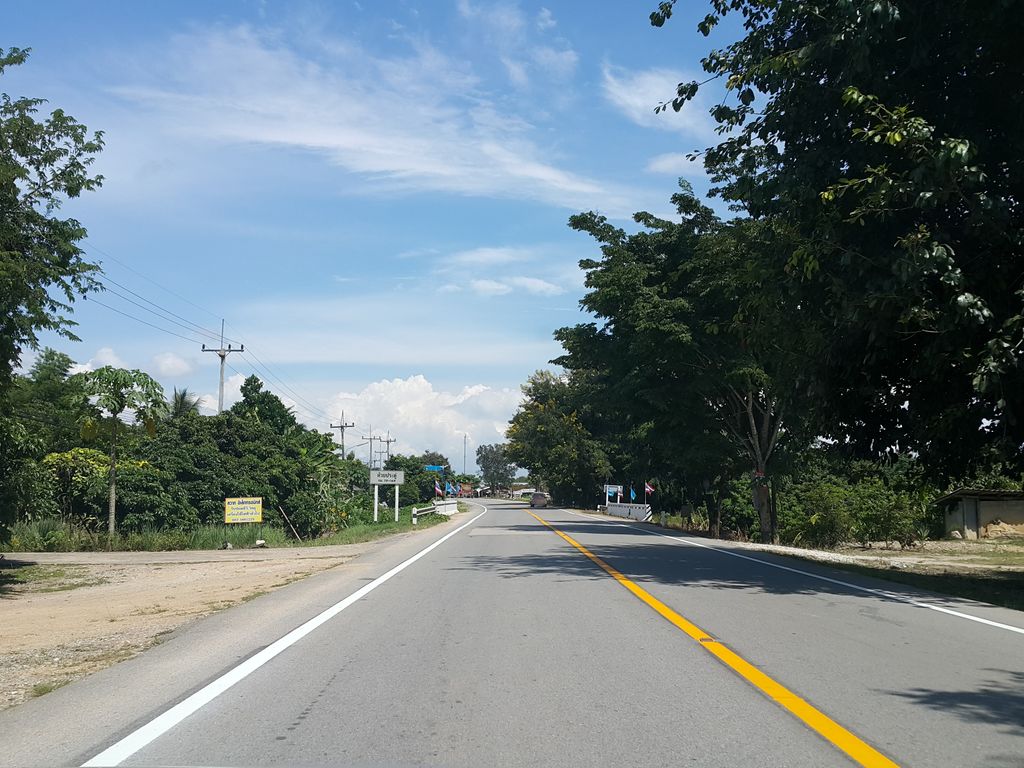 ภาพถนนตรงที่ ประดู่ มินิมาร์ท ตั้งอยู่ ถ่ายโดย jrcarlsen พ.ศ. 2558 (2015) · A street-level view of where ประดู่ มินิมาร์ท · Pradu Mini Mart stands, by jrcarlsen in 2558 (2015)