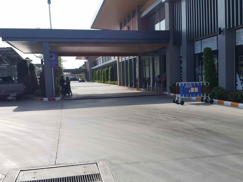 ภาพถนนตรงที่ Rimping Supermarket Homepro branch ตั้งอยู่ ถ่ายโดย jrcarlsen พ.ศ. 2558 (2015) · A street-level view of where Rimping Supermarket Homepro branch stands, by jrcarlsen in 2558 (2015)