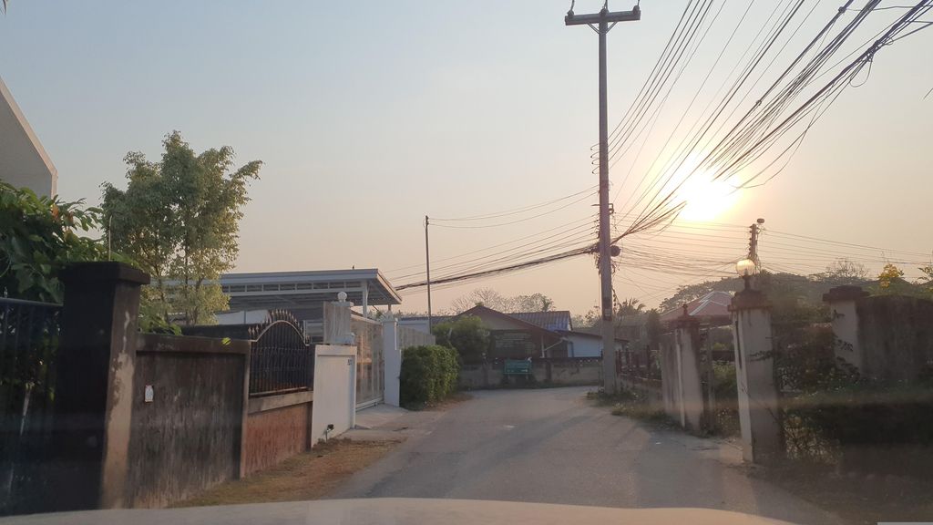 ภาพถนนตรงที่ คริสตจักรช่างคำ ตั้งอยู่ ถ่ายโดย jrcarlsen พ.ศ. 2566 (2023) · A street-level view of where คริสตจักรช่างคำ · Changkham Church stands, by jrcarlsen in 2566 (2023)