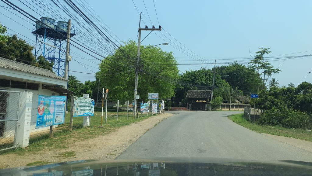 ภาพถนนตรงที่ วัดขัวมุง ตั้งอยู่ ถ่ายโดย jrcarlsen พ.ศ. 2564 (2021) · A street-level view of where วัดขัวมุง · Wat Khua Mung stands, by jrcarlsen in 2564 (2021)