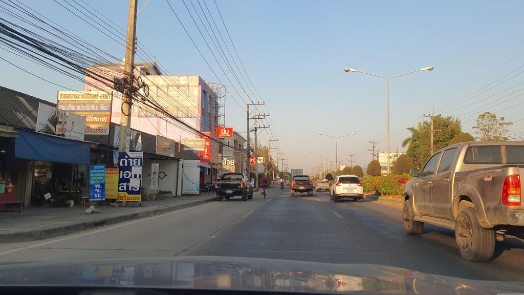 ภาพถนนตรงที่ แดนข้าวมันไก่ บาย น้ำ ตั้งอยู่ ถ่ายโดย jrcarlsen พ.ศ. 2566 (2023) · A street-level view of where แดนข้าวมันไก่ บาย น้ำ · Daen Khao Man Kai Bai Nam stands, by jrcarlsen in 2566 (2023)