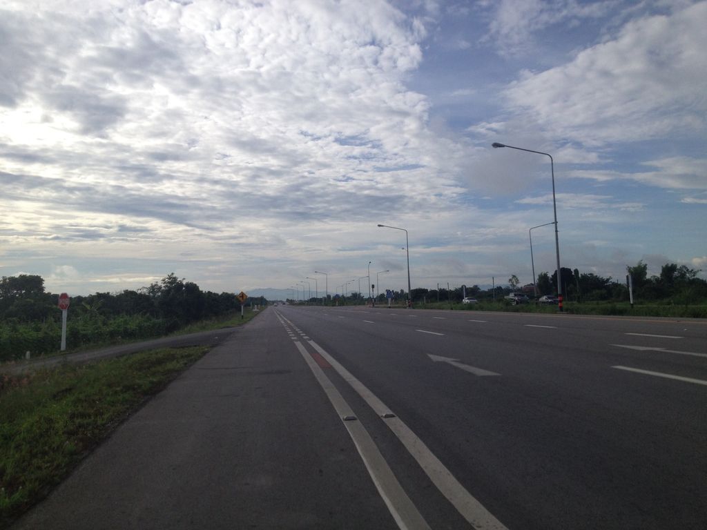 ภาพถนนตรงที่ MT Farm ตั้งอยู่ ถ่ายโดย jimwatana พ.ศ. 2558 (2015) · A street-level view of where MT Farm stands, by jimwatana in 2558 (2015)