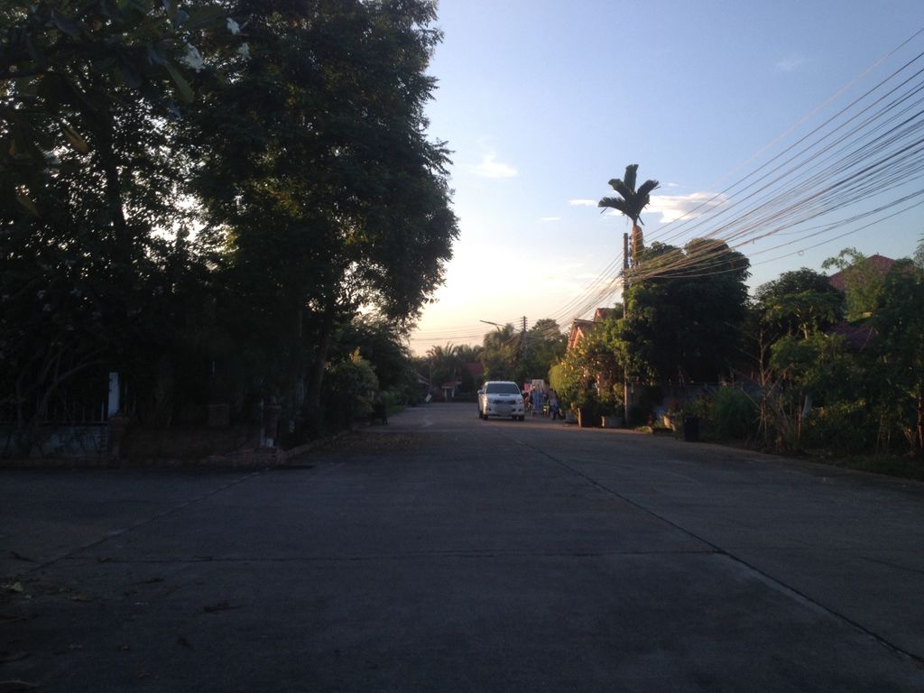 ภาพถนนตรงที่ รุ่งทิวา บ่อตกกุ้ง หางดง เชียงใหม่ ตั้งอยู่ ถ่ายโดย jimwatana พ.ศ. 2558 (2015) · A street-level view of where รุ่งทิวา บ่อตกกุ้ง หางดง เชียงใหม่ · Rungthio Bo Tok Kung Hang Dong Chiang Mai stands, by jimwatana in 2558 (2015)