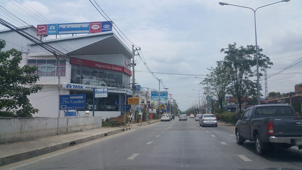 ภาพถนนตรงที่ อาหารตามสั่งลุงพงษ์ ตั้งอยู่ ถ่ายโดย jrcarlsen พ.ศ. 2561 (2018) · A street-level view of where อาหารตามสั่งลุงพงษ์ · Ahantamsang Lung Phong stands, by jrcarlsen in 2561 (2018)