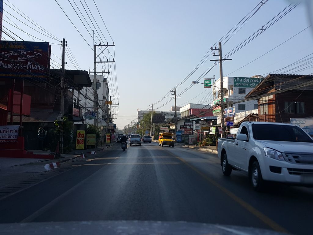 ภาพถนนตรงที่ 168หนุ่ยมอเตอร์ ตั้งอยู่ ถ่ายโดย jrcarlsen พ.ศ. 2558 (2015) · A street-level view of where 168หนุ่ยมอเตอร์ · 168nuimotoe stands, by jrcarlsen in 2558 (2015)
