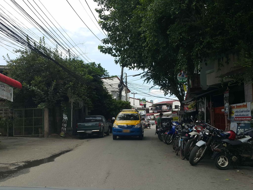 ภาพถนนตรงที่ ร้านทอง จงเจริญ ตั้งอยู่ ถ่ายโดย jrcarlsen พ.ศ. 2558 (2015) · A street-level view of where ร้านทอง จงเจริญ · Ran Thong Chongcherin stands, by jrcarlsen in 2558 (2015)