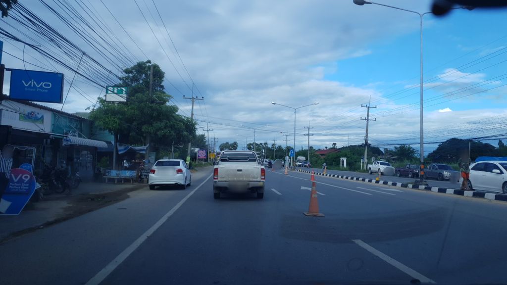 ภาพถนนตรงที่ หนิงบิวตี้ ยึดวอลุ่ม ตั้งอยู่ ถ่ายโดย silamanee พ.ศ. 2561 (2018) · A street-level view of where หนิงบิวตี้ ยึดวอลุ่ม · Ningbioti Yuetwolum stands, by silamanee in 2561 (2018)