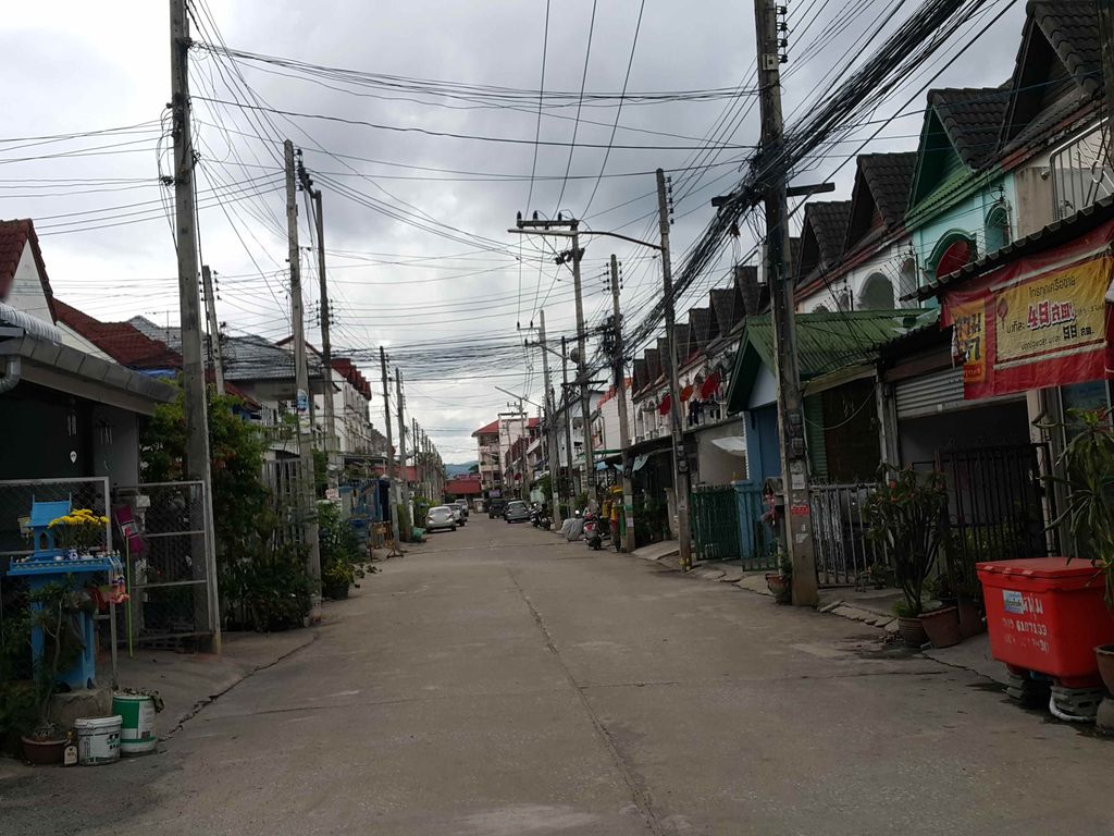 ภาพถนนตรงที่ ธาดากรเพลส ตั้งอยู่ ถ่ายโดย jrcarlsen พ.ศ. 2558 (2015) · A street-level view of where ธาดากรเพลส · Thadakraphlet stands, by jrcarlsen in 2558 (2015)