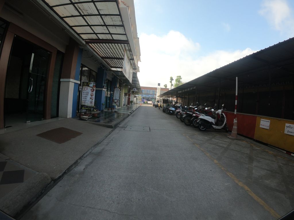 ภาพถนนตรงที่ Minny eye lens ตั้งอยู่ ถ่ายโดย chanuwath_grab พ.ศ. 2562 (2019) · A street-level view of where Minny eye lens stands, by chanuwath_grab in 2562 (2019)