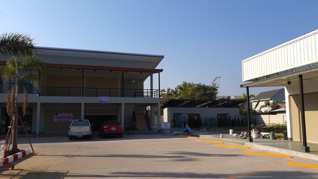 ภาพถนนตรงที่ Monkey Muay Thai ตั้งอยู่ ถ่ายโดย jrcarlsen พ.ศ. 2562 (2019) · A street-level view of where Monkey Muay Thai stands, by jrcarlsen in 2562 (2019)