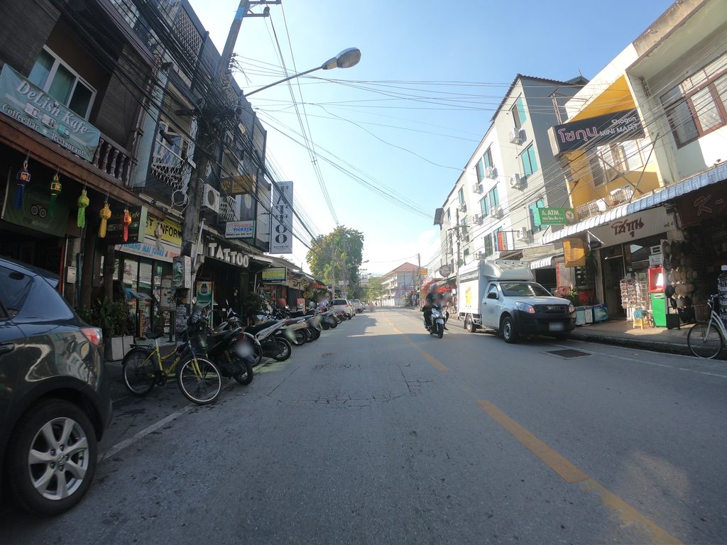 ภาพถนนตรงที่ ต๋องบาร์ คาร์เฟ่ - Tong Bar Cáfe ตั้งอยู่ ถ่ายโดย chanuwath_grab พ.ศ. 2562 (2019) · A street-level view of where ต๋องบาร์ คาร์เฟ่ - Tong Bar Cáfe stands, by chanuwath_grab in 2562 (2019)