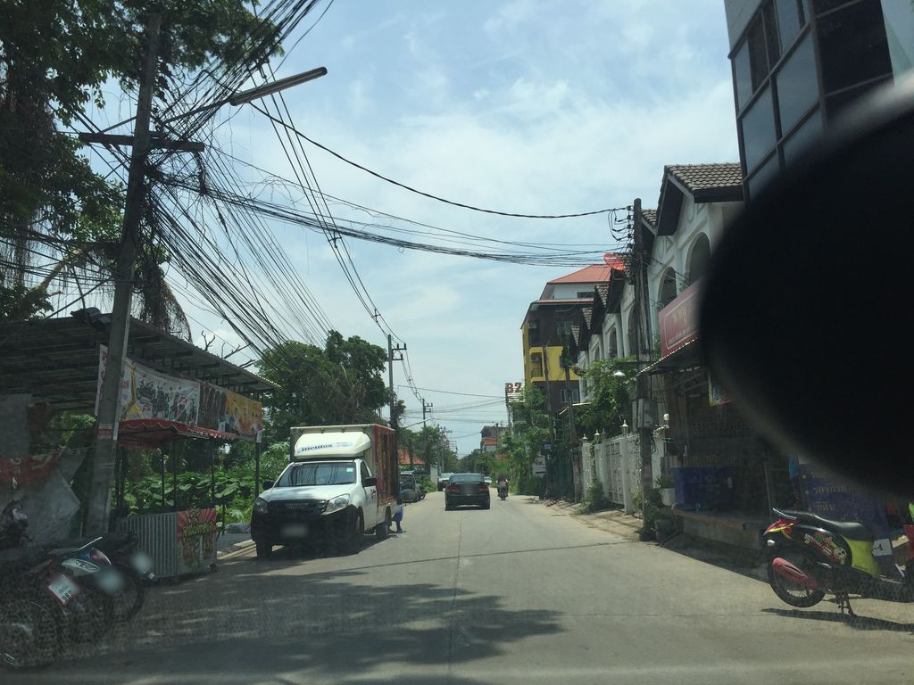 ภาพถนนตรงที่ กรัณฑ์การกฎหมาย ตั้งอยู่ ถ่ายโดย kyoko พ.ศ. 2561 (2018) · A street-level view of where กรัณฑ์การกฎหมาย · Kran Kan Kotmai stands, by kyoko in 2561 (2018)