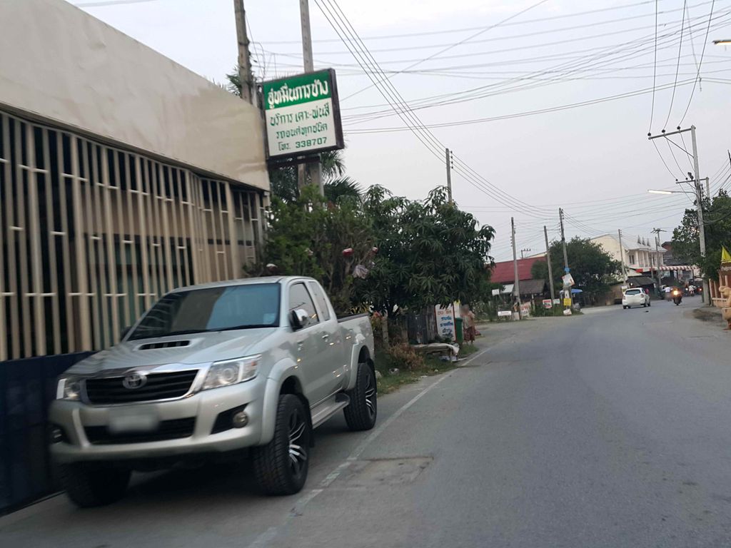 ภาพถนนตรงที่ อู่หมื่นการช่าง ตั้งอยู่ ถ่ายโดย jrcarlsen พ.ศ. 2558 (2015) · A street-level view of where อู่หมื่นการช่าง · U Muen Kanchang stands, by jrcarlsen in 2558 (2015)