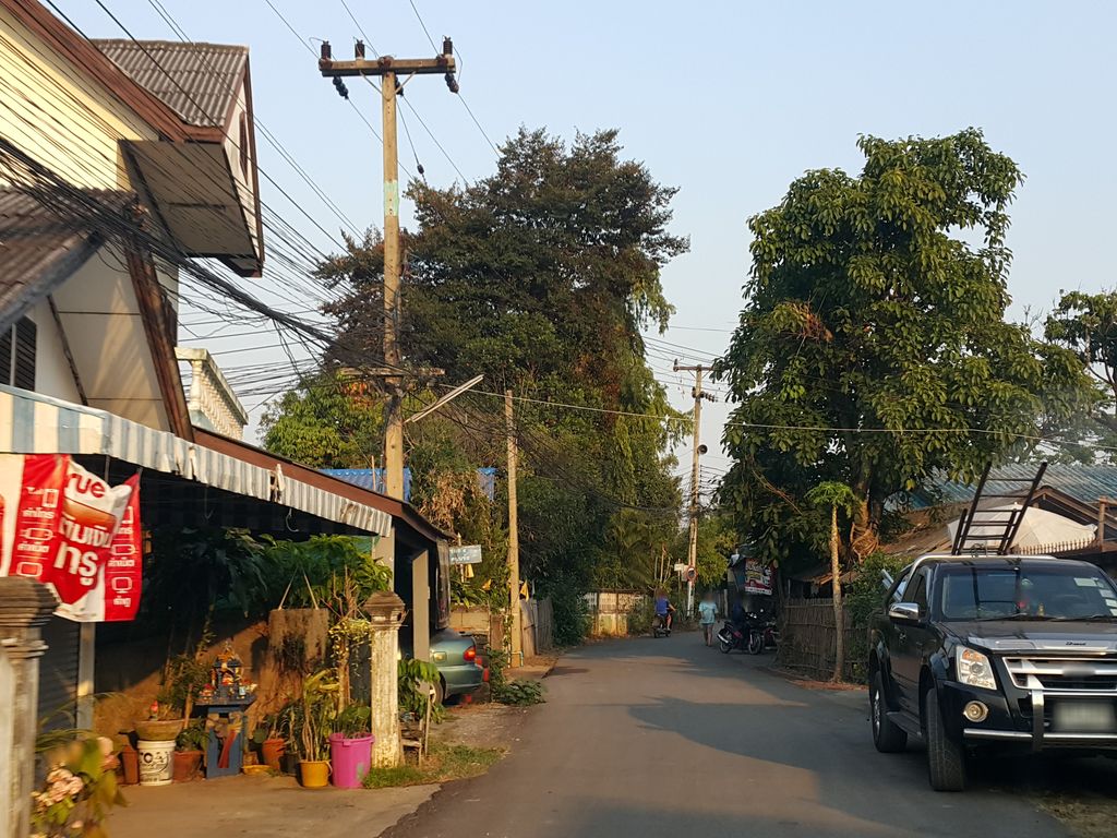 ภาพถนนตรงที่ ร้านภัทรธัญการสุรา ตั้งอยู่ ถ่ายโดย jrcarlsen พ.ศ. 2559 (2016) · A street-level view of where ร้านภัทรธัญการสุรา · Ran Phat Than Kansura stands, by jrcarlsen in 2559 (2016)