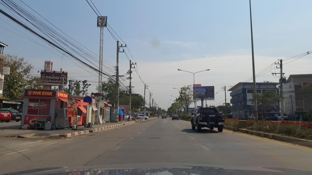 ภาพถนนตรงที่ Royal Laundry ตั้งอยู่ ถ่ายโดย jrcarlsen พ.ศ. 2565 (2022) · A street-level view of where Royal Laundry stands, by jrcarlsen in 2565 (2022)
