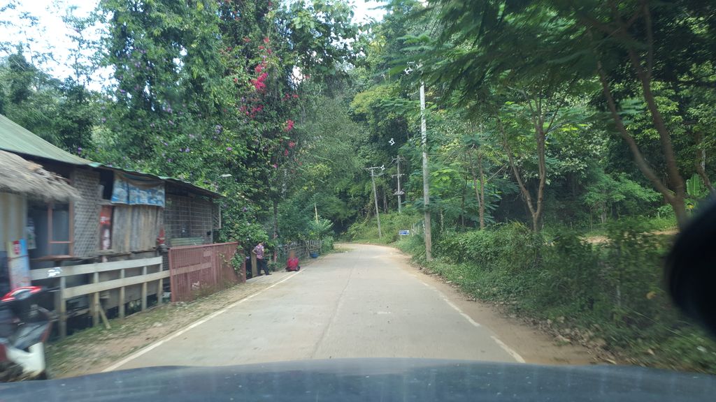 ภาพถนนตรงที่ ลานจอดรถลุงอ้ายโต้ ตั้งอยู่ ถ่ายโดย jrcarlsen พ.ศ. 2562 (2019) · A street-level view of where ลานจอดรถลุงอ้ายโต้ · Lan Chot Rot Lung Ai To stands, by jrcarlsen in 2562 (2019)