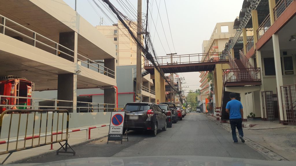 ภาพถนนตรงที่ CNX Pole ตั้งอยู่ ถ่ายโดย jrcarlsen พ.ศ. 2565 (2022) · A street-level view of where CNX Pole stands, by jrcarlsen in 2565 (2022)