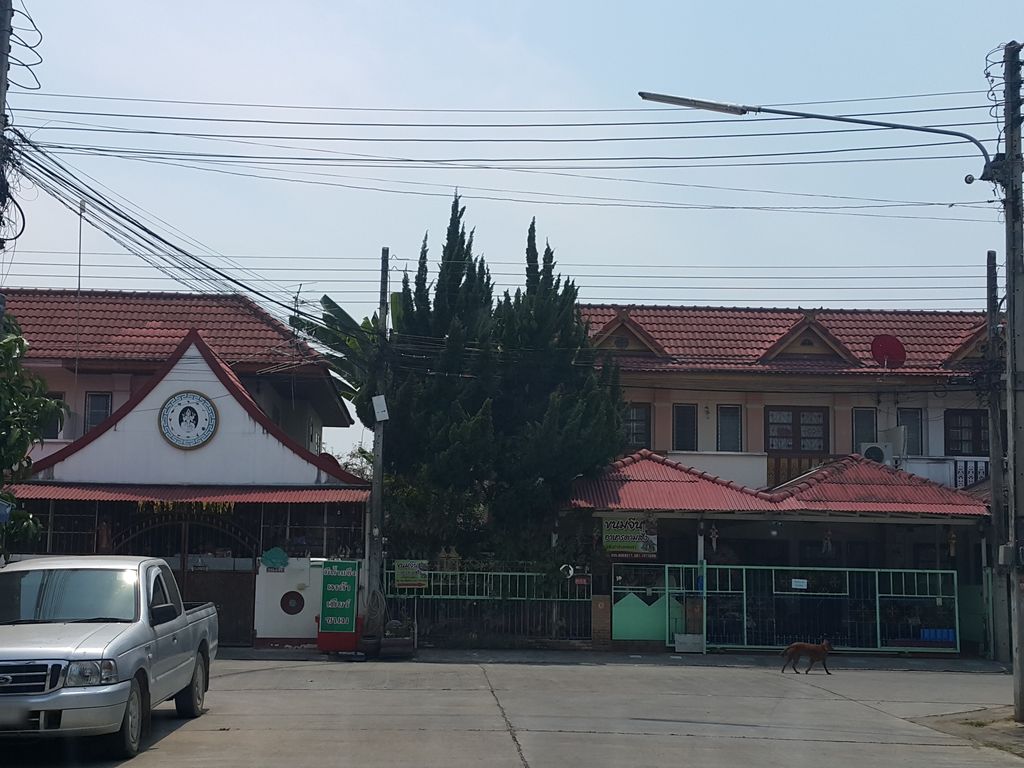 ภาพถนนตรงที่ ครัวจาย จานเด็ด ตั้งอยู่ ถ่ายโดย jrcarlsen พ.ศ. 2559 (2016) · A street-level view of where ครัวจาย จานเด็ด · Khruachai Chandet stands, by jrcarlsen in 2559 (2016)