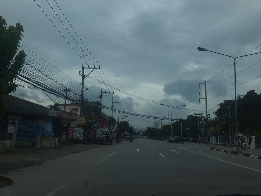ภาพถนนตรงที่ Slow Sloth ตั้งอยู่ ถ่ายโดย prasert พ.ศ. 2561 (2018) · A street-level view of where Slow Sloth stands, by prasert in 2561 (2018)