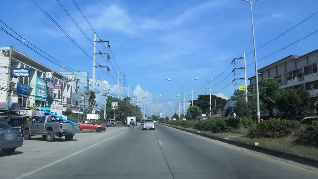 ภาพถนนตรงที่ ร้านหวานหมูอบโอ่ง ไก่อบโอ่ง ตั้งอยู่ ถ่ายโดย charlesano พ.ศ. 2561 (2018) · A street-level view of where ร้านหวานหมูอบโอ่ง ไก่อบโอ่ง · Ran Wan Muopong Kaiopong stands, by charlesano in 2561 (2018)