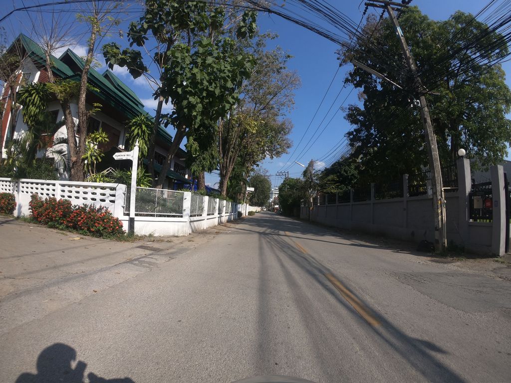 ภาพถนนตรงที่ Expat Auto ตั้งอยู่ ถ่ายโดย chanuwath_grab พ.ศ. 2562 (2019) · A street-level view of where Expat Auto stands, by chanuwath_grab in 2562 (2019)