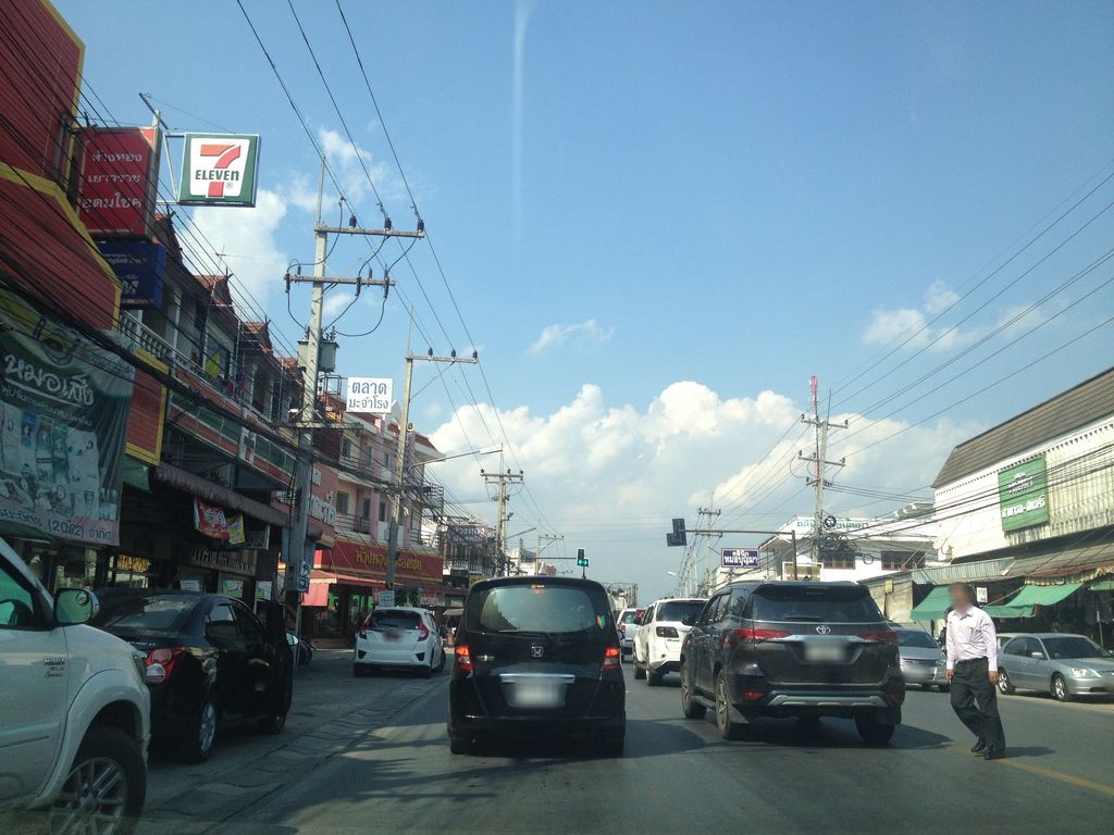 ภาพถนนตรงที่ ร้านปานทิพย์ธาดา 59 (ปานอิเล็คทรอนิกส์) ตั้งอยู่ ถ่ายโดย jimwatana พ.ศ. 2558 (2015) · A street-level view of where ร้านปานทิพย์ธาดา 59 (ปานอิเล็คทรอนิกส์) · Ran Pan Thip Thada 59 (pan Ilek So Nik) stands, by jimwatana in 2558 (2015)