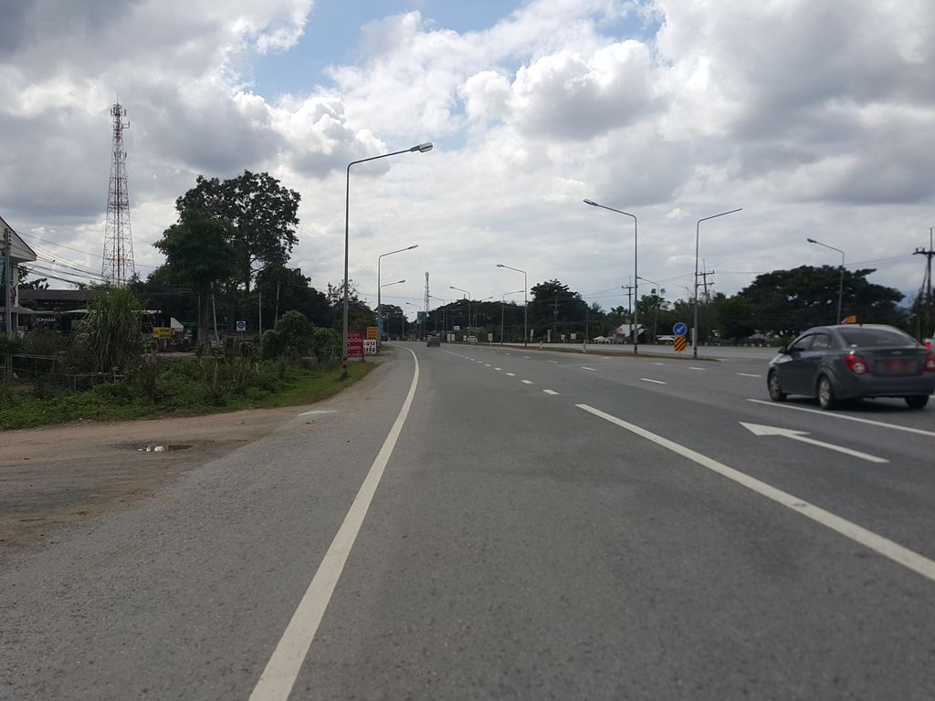 ภาพถนนตรงที่ ขาหมูดอยสะเก็ด ตั้งอยู่ ถ่ายโดย jrcarlsen พ.ศ. 2558 (2015) · A street-level view of where ขาหมูดอยสะเก็ด · Khamu Doi Saket stands, by jrcarlsen in 2558 (2015)