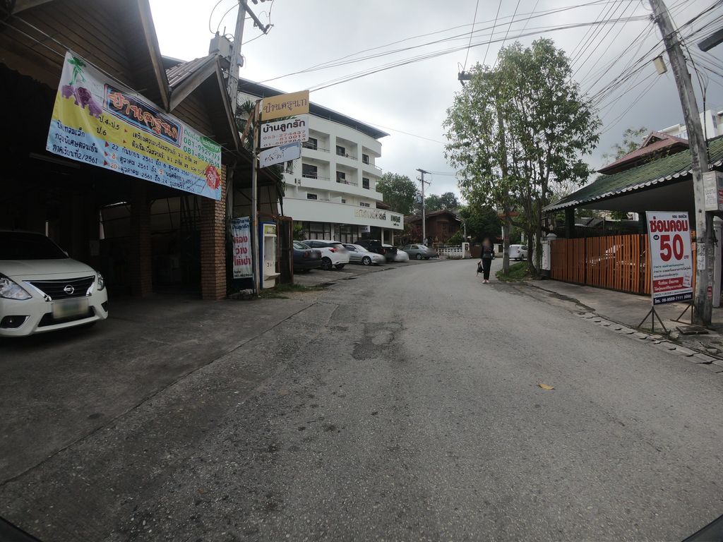 ภาพถนนตรงที่ โรงเรียนกวดวิชาบ้านครูนก ตั้งอยู่ ถ่ายโดย chanuwath_grab พ.ศ. 2562 (2019) · A street-level view of where โรงเรียนกวดวิชาบ้านครูนก · Kwotwicha Ban Khru Nok School stands, by chanuwath_grab in 2562 (2019)