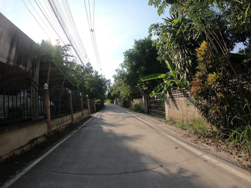 ภาพถนนตรงที่ ทุ่งละครฟาร์ม แม่แตง เชียงใหม่ Tunglakorn Farm Mae Trang Chiangmai ตั้งอยู่ ถ่ายโดย chanuwath_grab พ.ศ. 2562 (2019) · A street-level view of where ทุ่งละครฟาร์ม แม่แตง เชียงใหม่ Tunglakorn Farm Mae Trang Chiangmai stands, by chanuwath_grab in 2562 (2019)