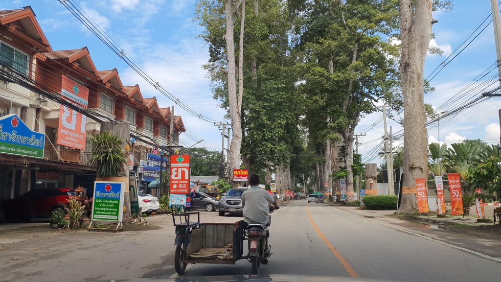 ภาพถนนตรงที่ สามมิตร ใกล้ยา Summitr Pharmacy ตั้งอยู่ ถ่ายโดย jrcarlsen พ.ศ. 2564 (2021) · A street-level view of where สามมิตร ใกล้ยา Summitr Pharmacy stands, by jrcarlsen in 2564 (2021)