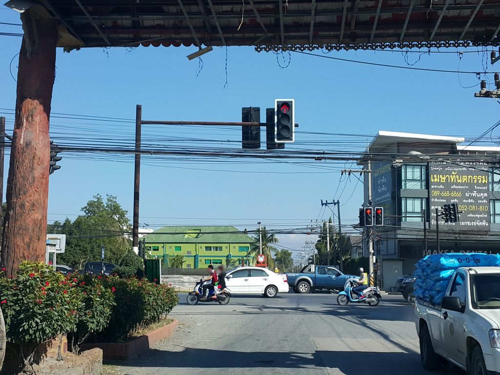 ภาพถนนตรงที่ สถานีทำเล็บแม่โจ้ Nail & Spa ตั้งอยู่ ถ่ายโดย jrcarlsen พ.ศ. 2558 (2015) · A street-level view of where สถานีทำเล็บแม่โจ้ Nail & Spa stands, by jrcarlsen in 2558 (2015)