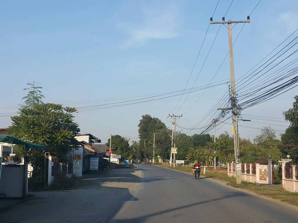 ภาพถนนตรงที่ ร้านส้มตำน้องไก่ ท่ารั้ว ตั้งอยู่ ถ่ายโดย jrcarlsen พ.ศ. 2559 (2016) · A street-level view of where ร้านส้มตำน้องไก่ ท่ารั้ว · Ran Som Tam Nong Kai Tha Rua stands, by jrcarlsen in 2559 (2016)