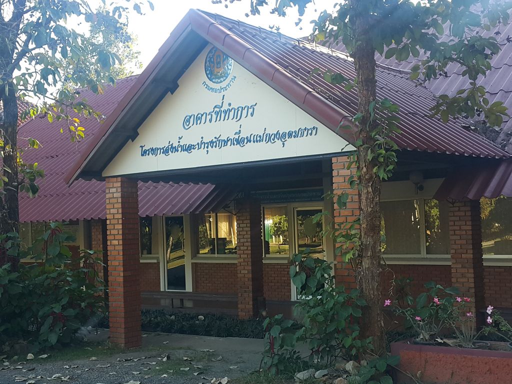 ภาพถนนตรงที่ โครงการส่งน้ำและบำรุงรักษาแม่กวงอุดมธารา ตั้งอยู่ ถ่ายโดย jrcarlsen พ.ศ. 2558 (2015) · A street-level view of where โครงการส่งน้ำและบำรุงรักษาแม่กวงอุดมธารา · Khrong Kansong Nam Lae Bamrung Raksa Mae Kwong Utma Thara stands, by jrcarlsen in 2558 (2015)