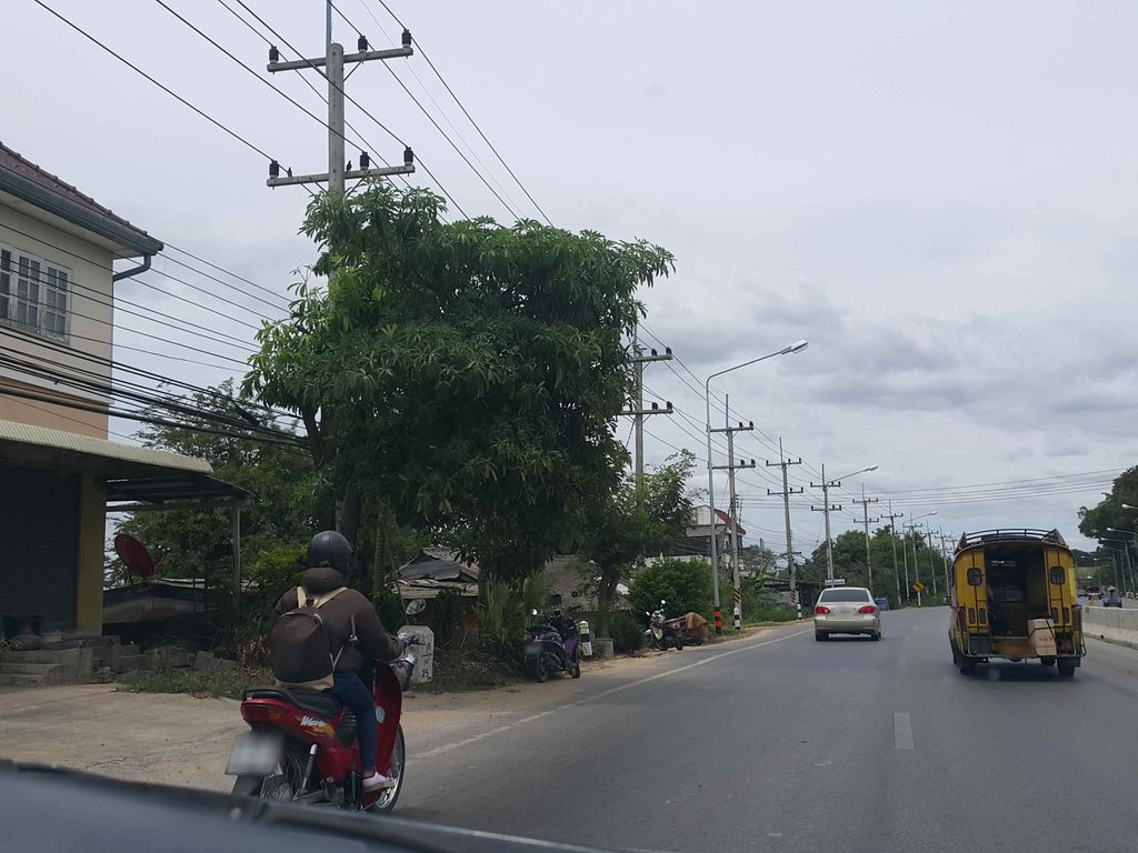 ภาพถนนตรงที่ ThaiSiam Coffee - ไทยสยาม คอฟฟี่ ตั้งอยู่ ถ่ายโดย jrcarlsen พ.ศ. 2558 (2015) · A street-level view of where ThaiSiam Coffee - ไทยสยาม คอฟฟี่ stands, by jrcarlsen in 2558 (2015)