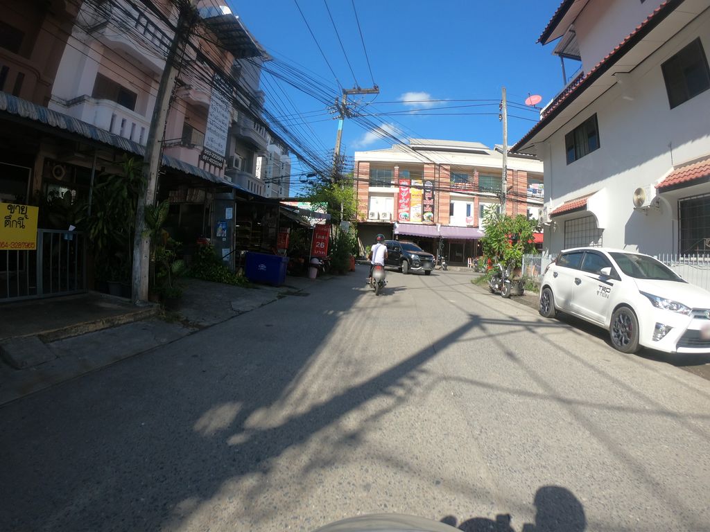 ภาพถนนตรงที่ Tam•Ma•Daa cafe’&bakery ตั้งอยู่ ถ่ายโดย chanuwath_grab พ.ศ. 2562 (2019) · A street-level view of where Tam•Ma•Daa cafe’&bakery stands, by chanuwath_grab in 2562 (2019)