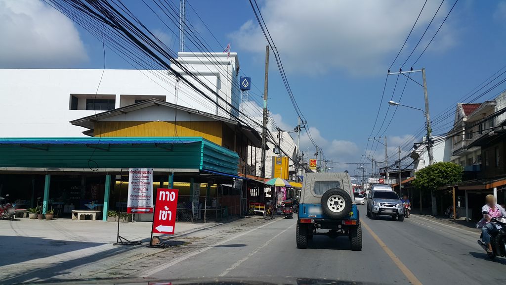 ภาพถนนตรงที่ Café Amazon ตั้งอยู่ ถ่ายโดย jrcarlsen พ.ศ. 2559 (2016) · A street-level view of where Café Amazon stands, by jrcarlsen in 2559 (2016)