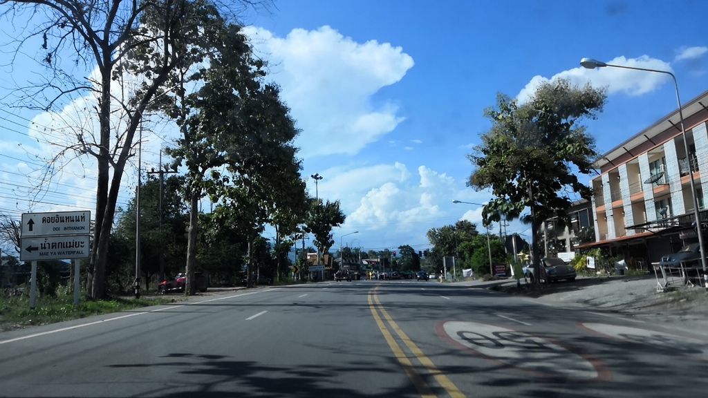 ภาพถนนตรงที่ Cobal Hut ตั้งอยู่ ถ่ายโดย charlesano พ.ศ. 2561 (2018) · A street-level view of where Cobal Hut stands, by charlesano in 2561 (2018)