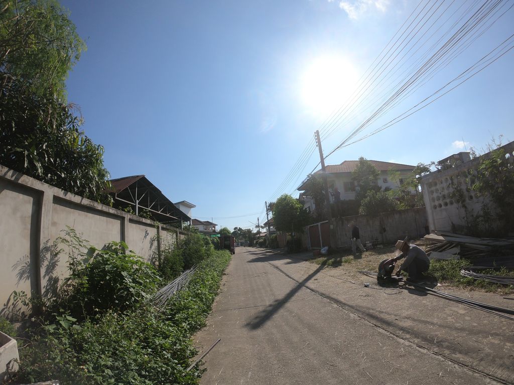 ภาพถนนตรงที่ SPX Express สาขาถนนวรุณนิเวศน์ ซอย 22 (จุดรับพัสดุ ให้บริการส่งของ) ตั้งอยู่ ถ่ายโดย chanuwath_grab พ.ศ. 2562 (2019) · A street-level view of where SPX Express สาขาถนนวรุณนิเวศน์ ซอย 22 (จุดรับพัสดุ ให้บริการส่งของ) stands, by chanuwath_grab in 2562 (2019)