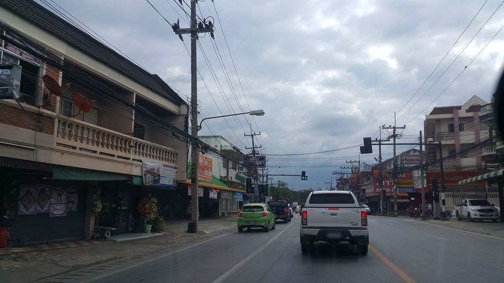 ภาพถนนตรงที่ ก๋วยเตี๋ยวเสรีแอร์ ตั้งอยู่ ถ่ายโดย jrcarlsen พ.ศ. 2561 (2018) · A street-level view of where ก๋วยเตี๋ยวเสรีแอร์ · Kuaitiao Se Air stands, by jrcarlsen in 2561 (2018)