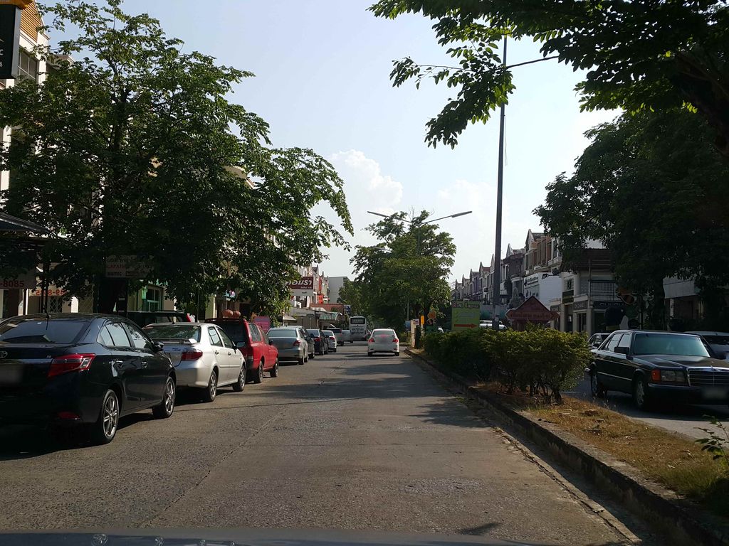 ภาพถนนตรงที่ Chillin Hours ตั้งอยู่ ถ่ายโดย jrcarlsen พ.ศ. 2558 (2015) · A street-level view of where Chillin Hours stands, by jrcarlsen in 2558 (2015)