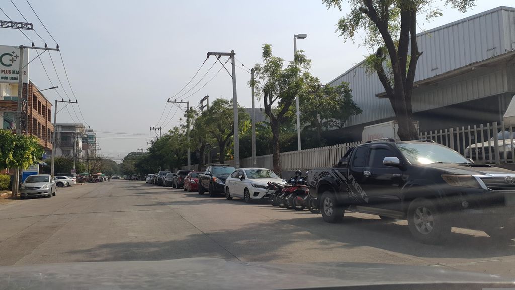 ภาพถนนตรงที่ ปะระวะตี Hair Design ตั้งอยู่ ถ่ายโดย jrcarlsen พ.ศ. 2566 (2023) · A street-level view of where ปะระวะตี Hair Design stands, by jrcarlsen in 2566 (2023)