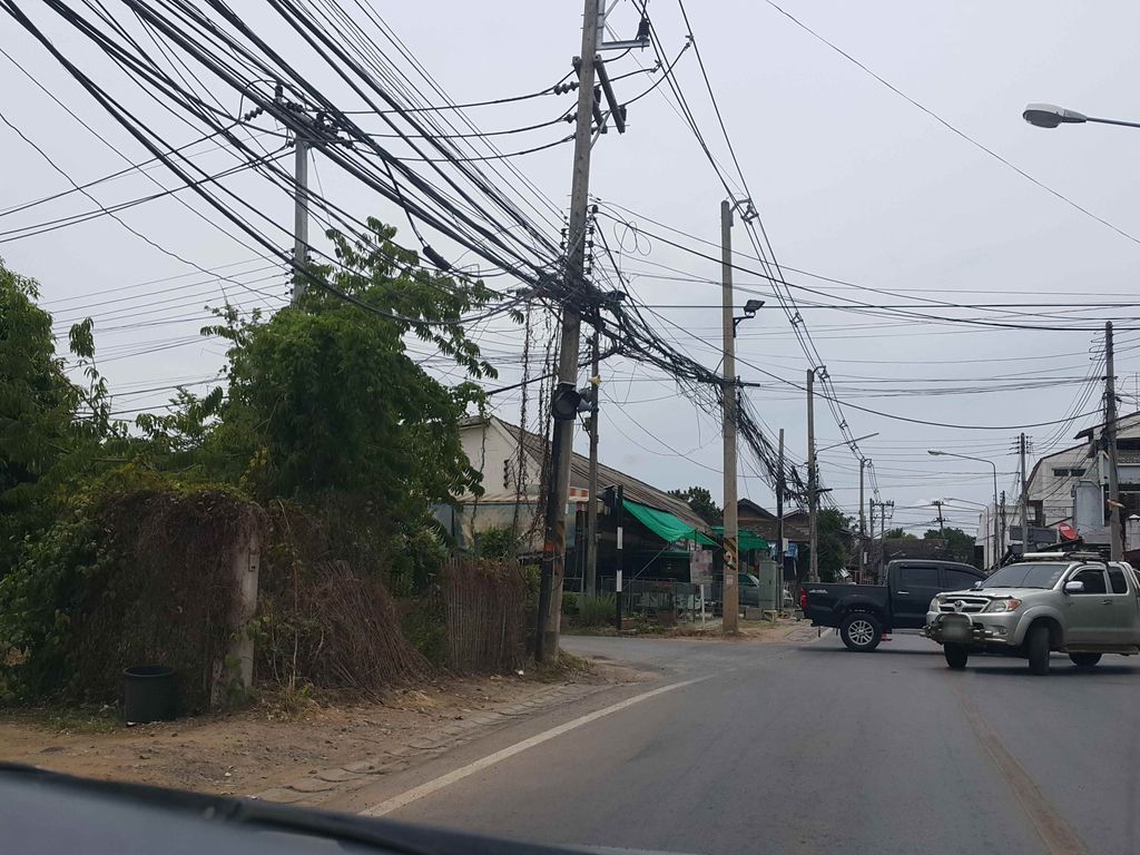ภาพถนนตรงที่ ร้านอาหารทะเลเมืองประจวบ ตั้งอยู่ ถ่ายโดย jrcarlsen พ.ศ. 2558 (2015) · A street-level view of where ร้านอาหารทะเลเมืองประจวบ · Thale Mueang Prachuap Restaurant stands, by jrcarlsen in 2558 (2015)