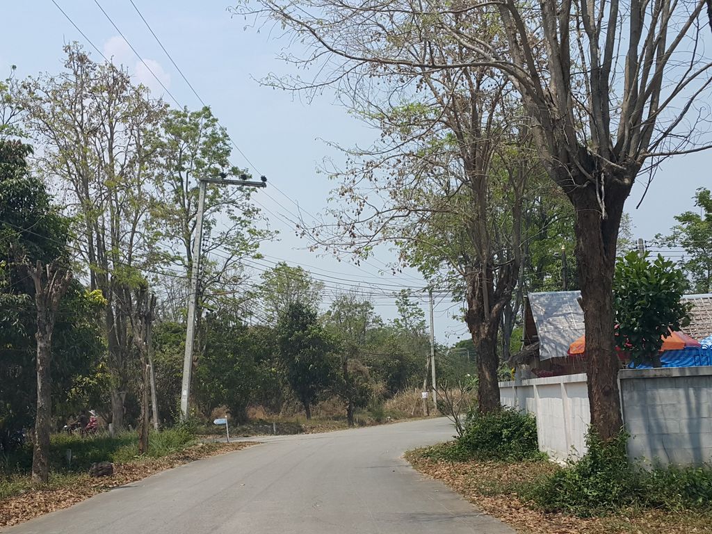ภาพถนนตรงที่ Minimal:บริษัทรับสร้างบ้านเชียงใหม่ Home Builder Chiang Mai ตั้งอยู่ ถ่ายโดย jrcarlsen พ.ศ. 2559 (2016) · A street-level view of where Minimal:บริษัทรับสร้างบ้านเชียงใหม่ Home Builder Chiang Mai stands, by jrcarlsen in 2559 (2016)