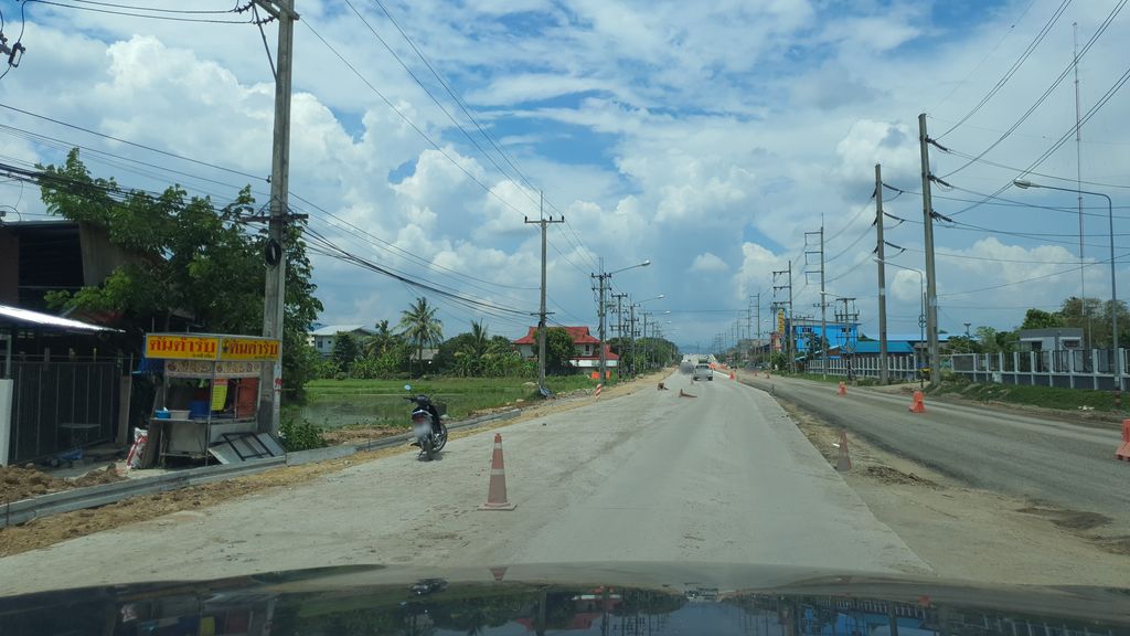 ภาพถนนตรงที่ เช็คอิน คาราโอเกะ ตั้งอยู่ ถ่ายโดย jrcarlsen พ.ศ. 2564 (2021) · A street-level view of where เช็คอิน คาราโอเกะ · Chekin Kharaoke stands, by jrcarlsen in 2564 (2021)