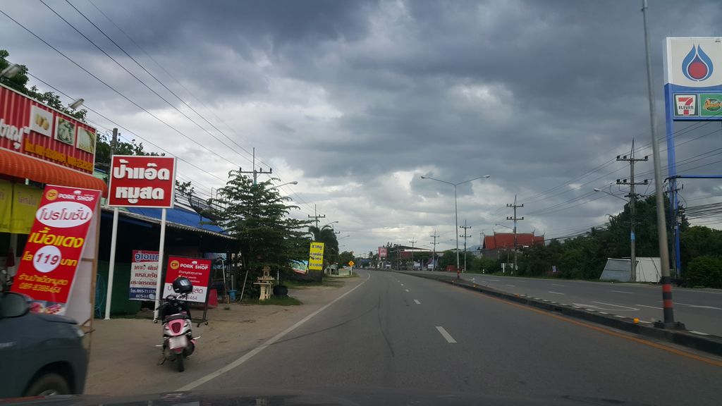 ภาพถนนตรงที่ ป้าแอ็ดหมูสด ตั้งอยู่ ถ่ายโดย jrcarlsen พ.ศ. 2560 (2017) · A street-level view of where ป้าแอ็ดหมูสด · Paaetmutda stands, by jrcarlsen in 2560 (2017)
