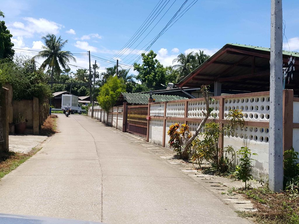 ภาพถนนตรงที่ Rose Ville Farm ตั้งอยู่ ถ่ายโดย jrcarlsen พ.ศ. 2558 (2015) · A street-level view of where Rose Ville Farm stands, by jrcarlsen in 2558 (2015)
