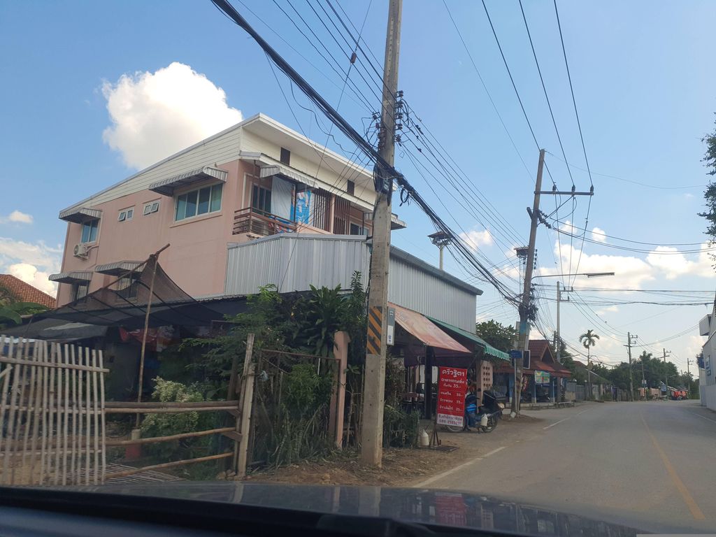 ภาพถนนตรงที่ บริษัท เชียงใหม่เฟรชมิลค์ จำกัด ตั้งอยู่ ถ่ายโดย jrcarlsen พ.ศ. 2566 (2023) · A street-level view of where บริษัท เชียงใหม่เฟรชมิลค์ จำกัด · Chiang Mai Fresh Min Chamkat Company stands, by jrcarlsen in 2566 (2023)
