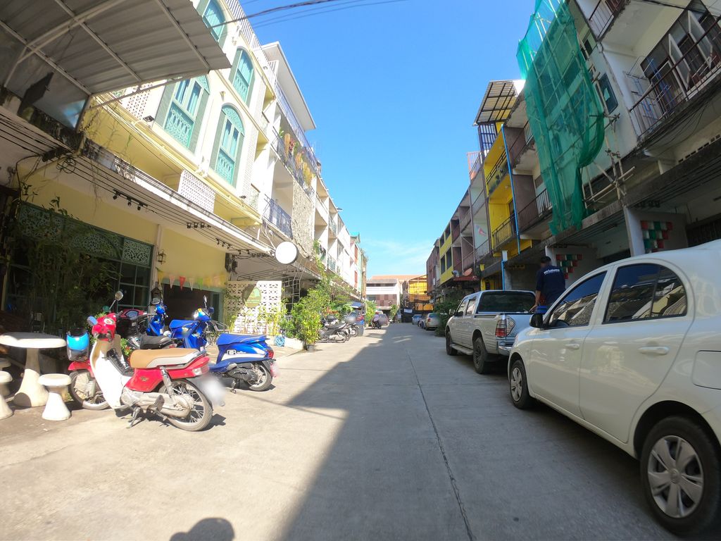 ภาพถนนตรงที่ Si Phum Heritage Boutique Bed & Breakfast ตั้งอยู่ ถ่ายโดย chanuwath_grab พ.ศ. 2562 (2019) · A street-level view of where Si Phum Heritage Boutique Bed & Breakfast stands, by chanuwath_grab in 2562 (2019)
