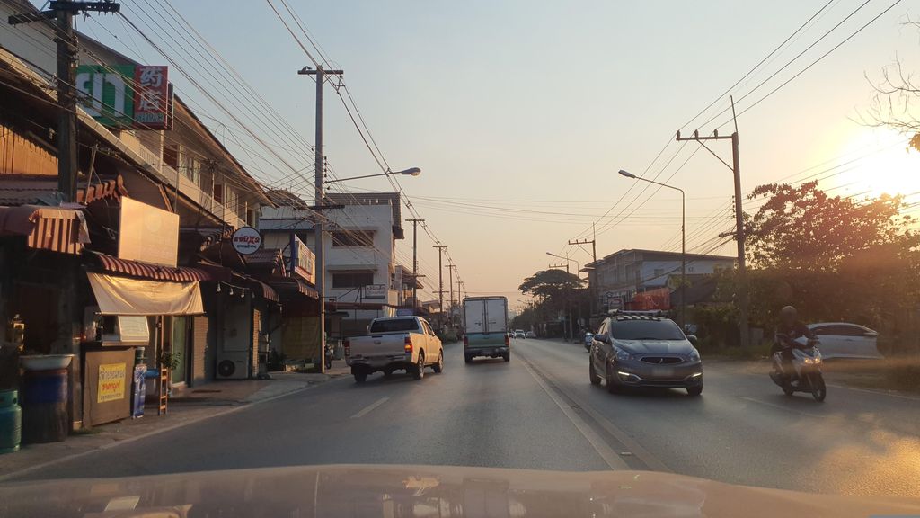 ภาพถนนตรงที่ Mu Nin Coffee ตั้งอยู่ ถ่ายโดย jrcarlsen พ.ศ. 2566 (2023) · A street-level view of where Mu Nin Coffee stands, by jrcarlsen in 2566 (2023)