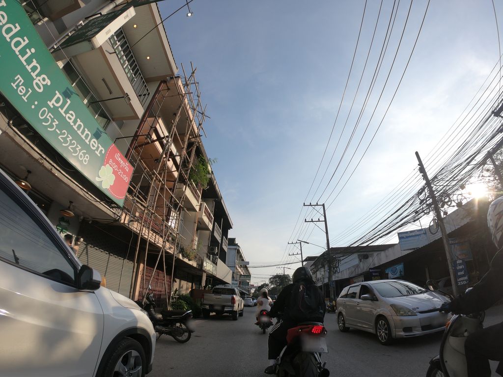 ภาพถนนตรงที่ England House Chiangmai ตั้งอยู่ ถ่ายโดย chanuwath_grab พ.ศ. 2562 (2019) · A street-level view of where England House Chiangmai stands, by chanuwath_grab in 2562 (2019)